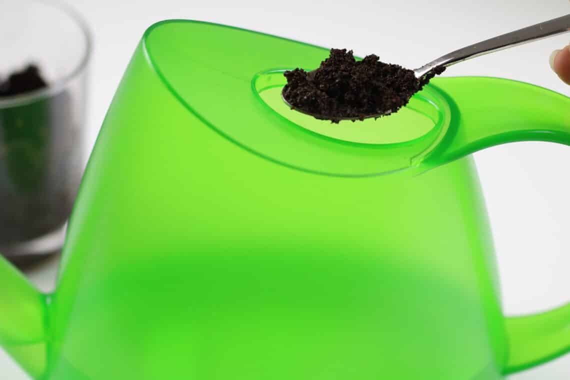 ¿Se puede fertilizar Pilea con posos de café?