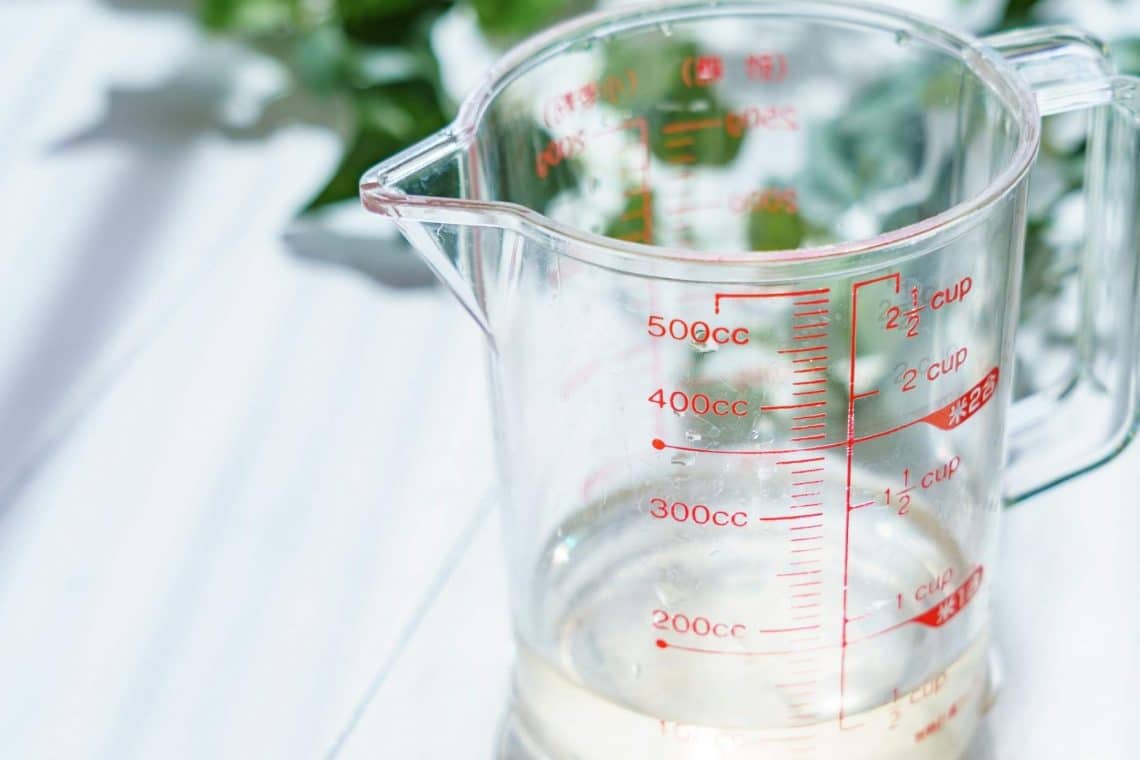 ¿Deberías regar las plantas con agua destilada?