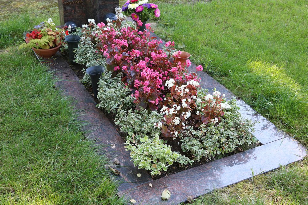 Plantación de tumbas en verano: ejemplos para todos los lugares y tipos de tumbas