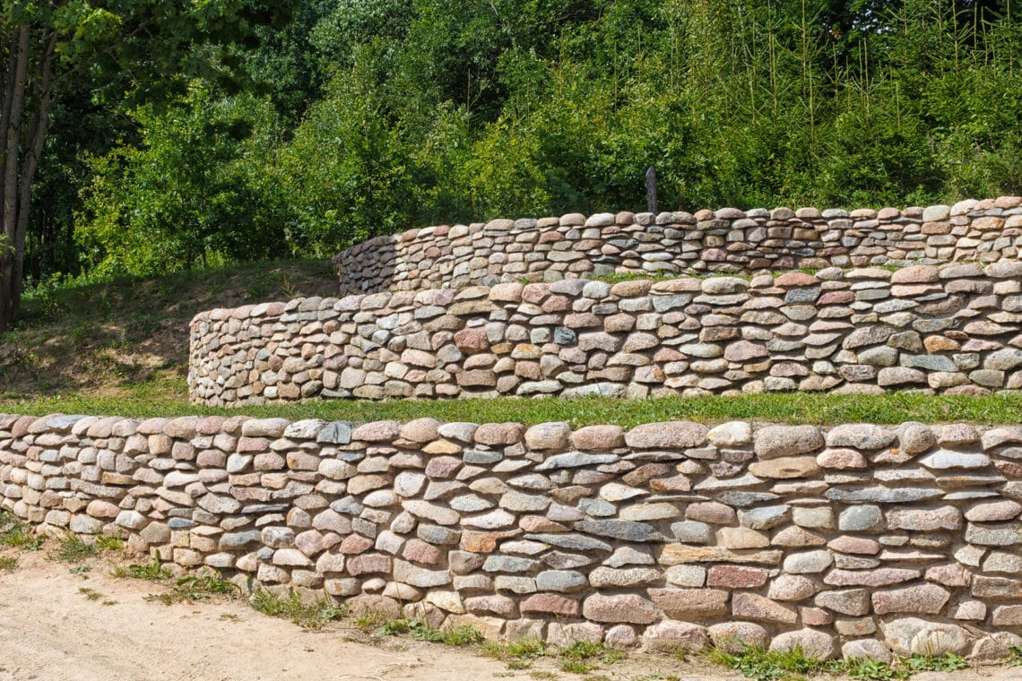 Alternativa L-stone: 8 ideas para muros de contención