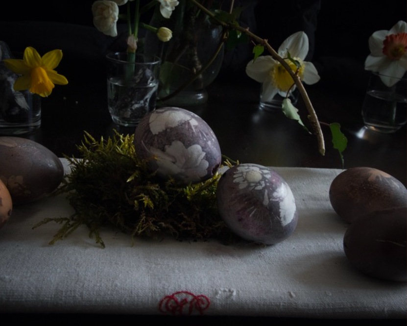 Colorear huevos de Pascua con vino tinto y hojas y flores.