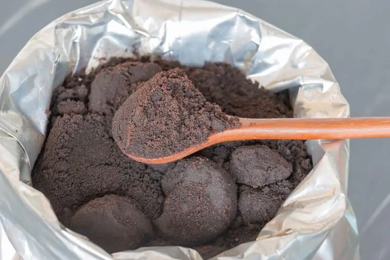 Posos de café contra el trébol en el césped: ¿ayuda?
