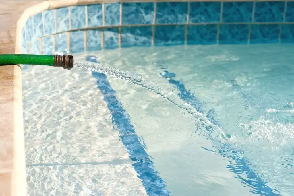 Aumentar el valor del pH en la piscina: instrucciones