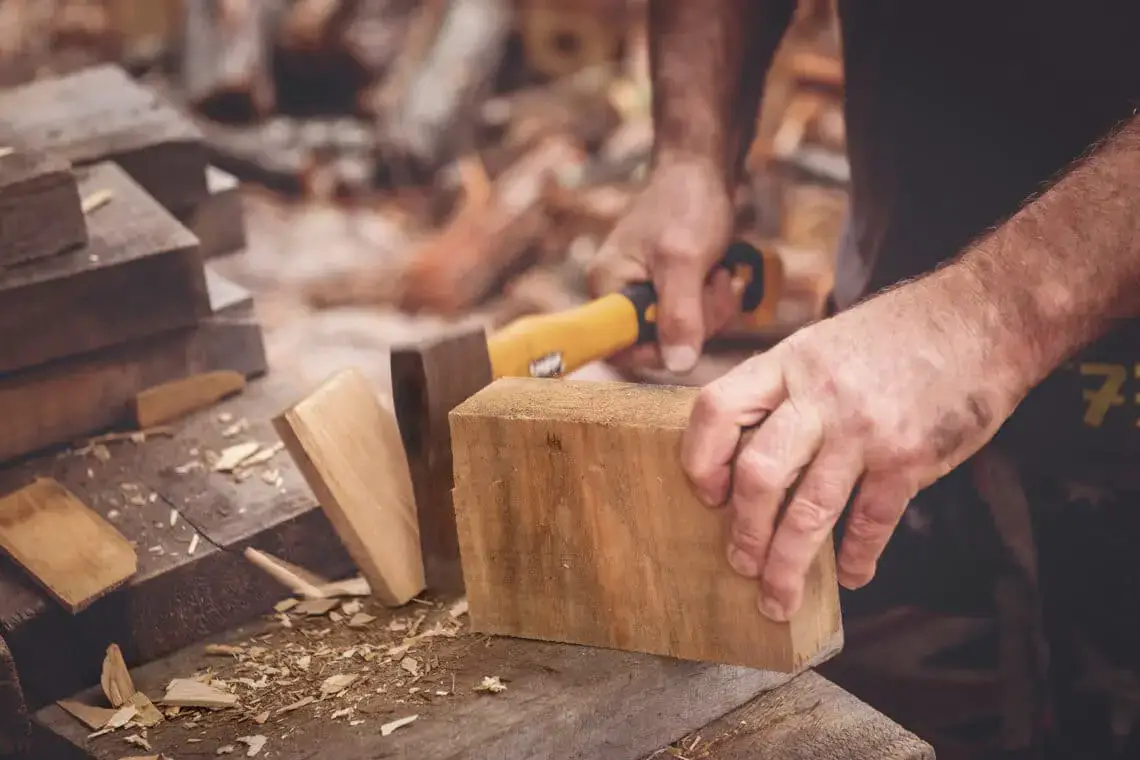 Astillas de madera en el jardín: todos los pros y los contras.