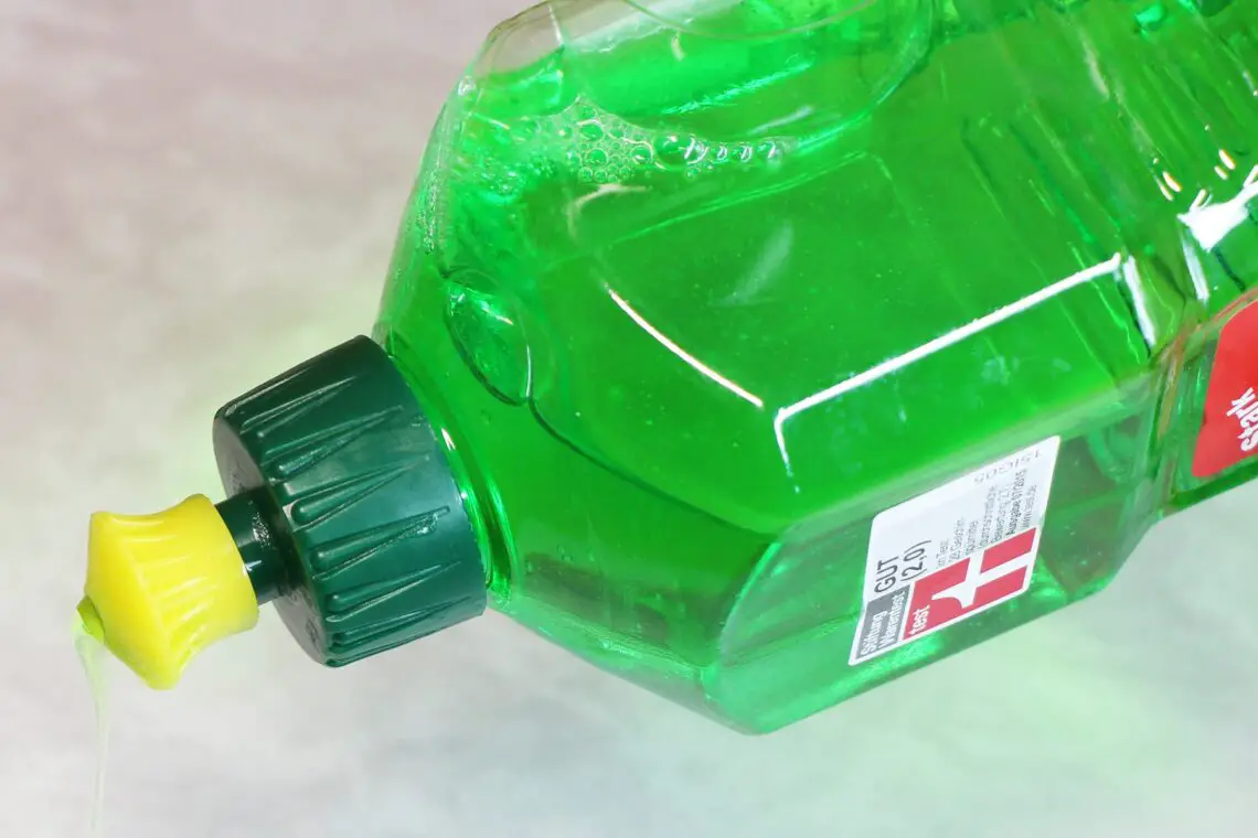 Combatir la mosca blanca con jabón para platos