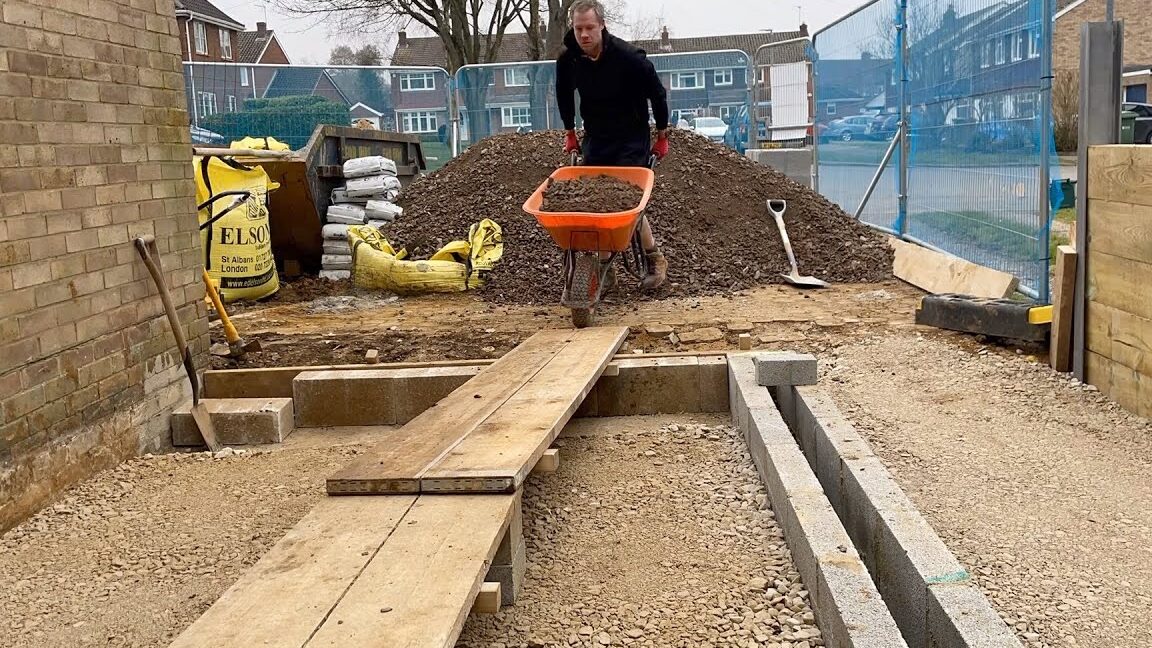 ¿Cuántas carretillas hay en un metro cúbico de tierra, arena, etc.? The Home Extension - Episodio 10 - ¿Cuántas carretillas se necesitan para mover 10 toneladas de MOT?