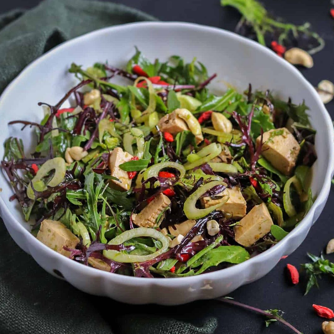 Ensalada picante de rúcula con hinojo y bayas de goji