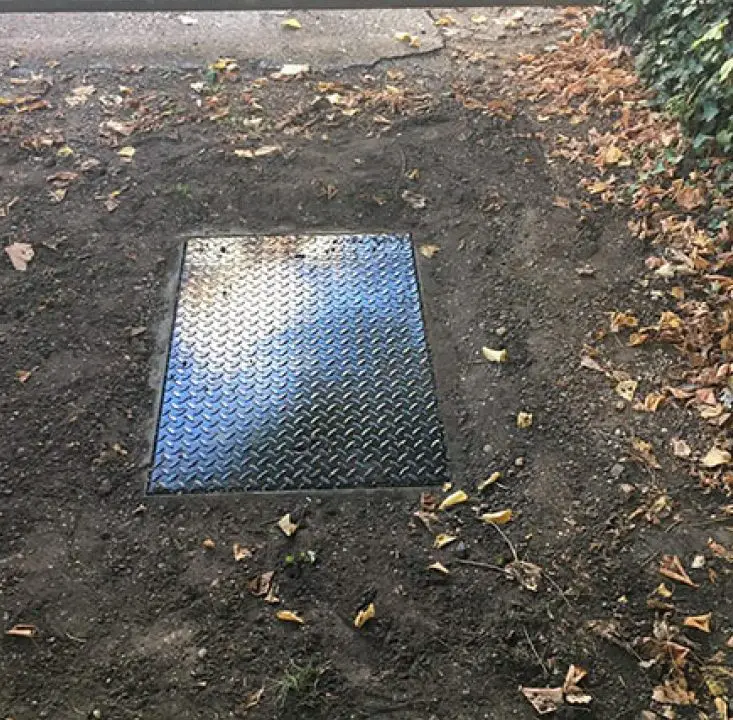 ¿Puedo construir sobre una tapa de drenaje/tapa de alcantarilla?